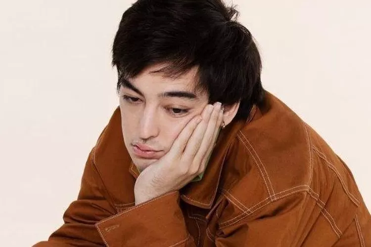 Menggali Emosi dalam “Slow Dancing in the Dark” oleh Joji