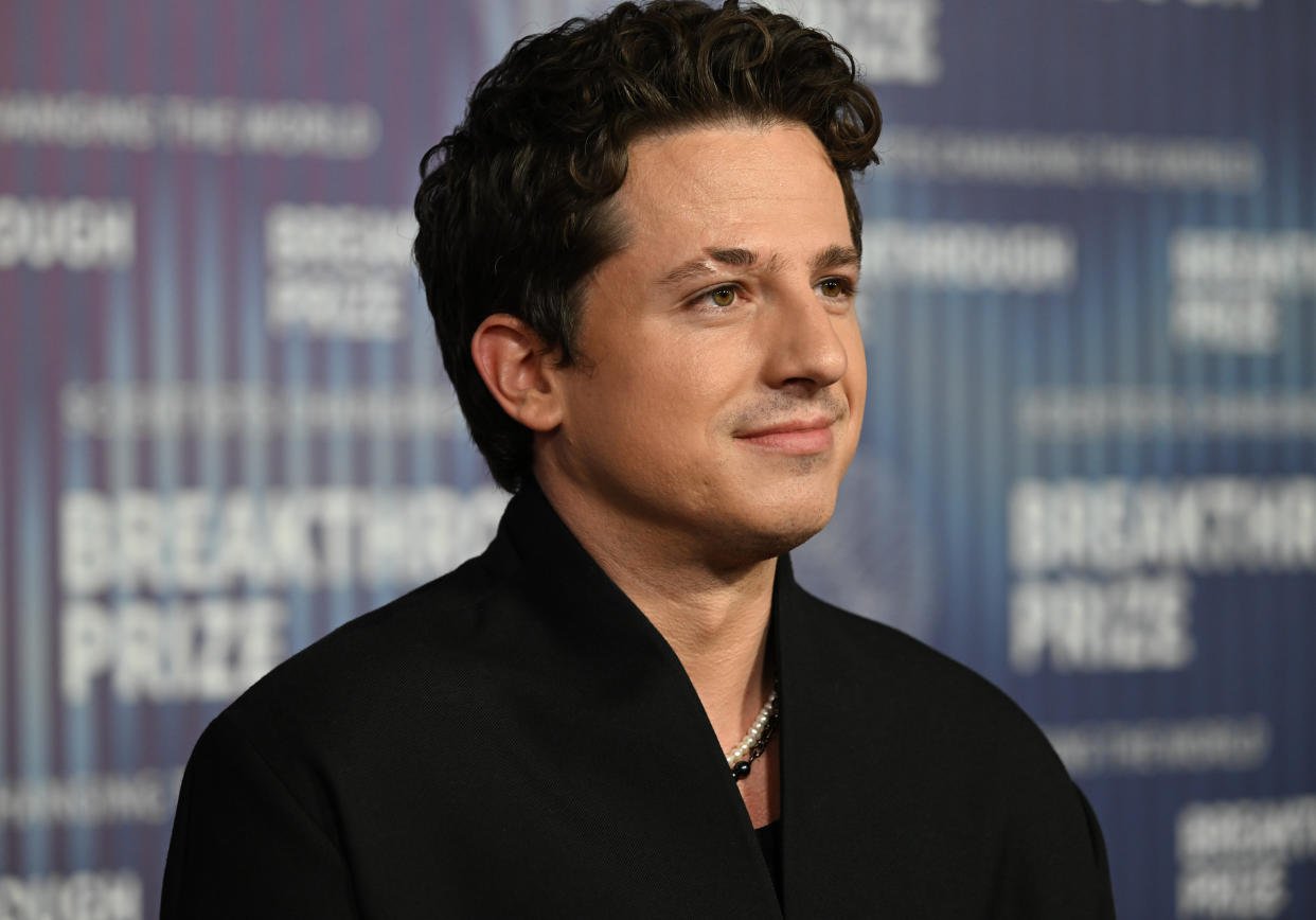 Charlie Puth: Dari YouTube hingga Kejayaan Internasional