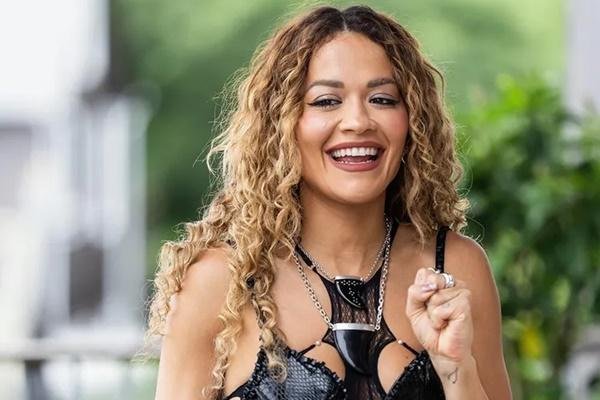 Rita Ora Rilis Lagu Baru dan Tampil Bold di Saint-Tropez