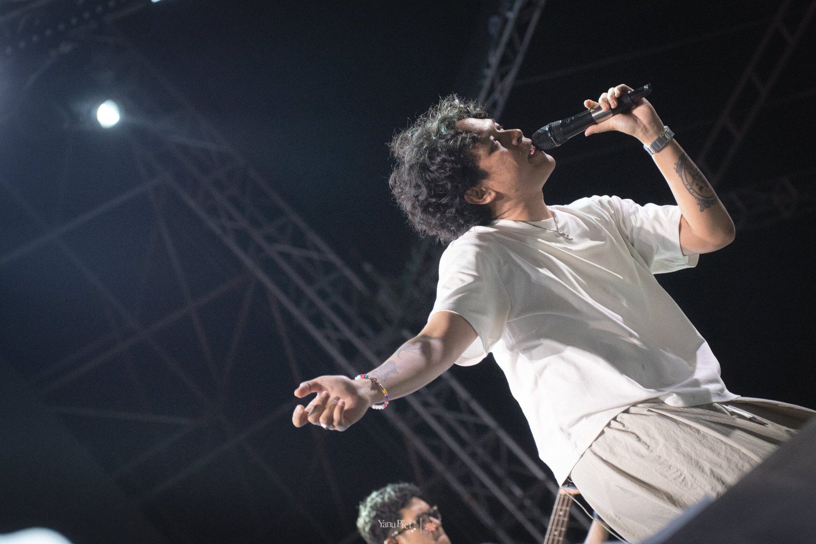 Hindia dan Sal Priadi Kolaborasi Spesial di Konser Krapela