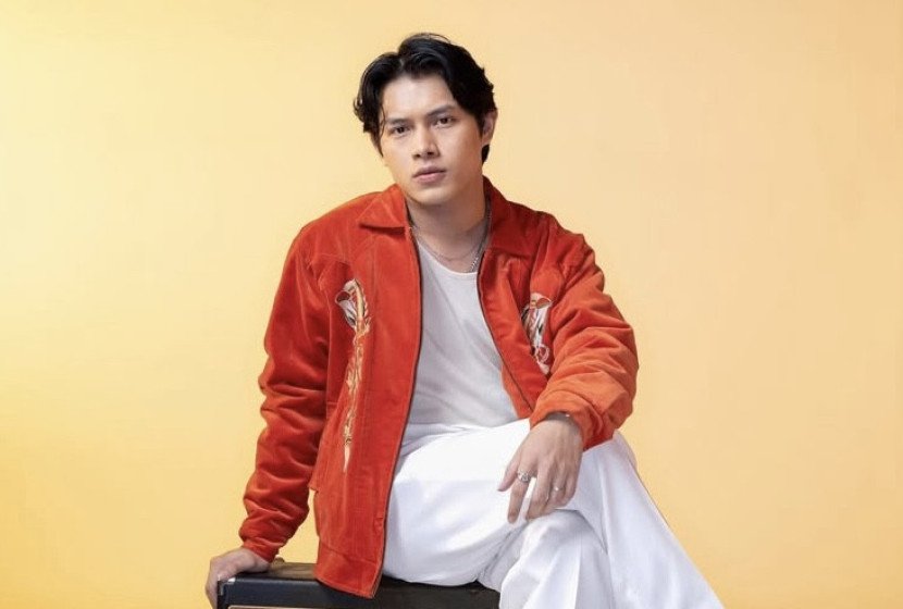 Pesona Sederhana – Rony Parulian: Lagu Romantis yang Membuat Hati Terpikat